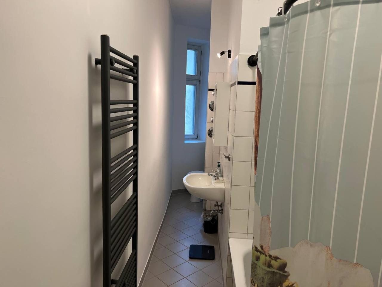 Stylish 2-Room Apartment With Balcony Next To East Side Gallery Berlim Exterior foto