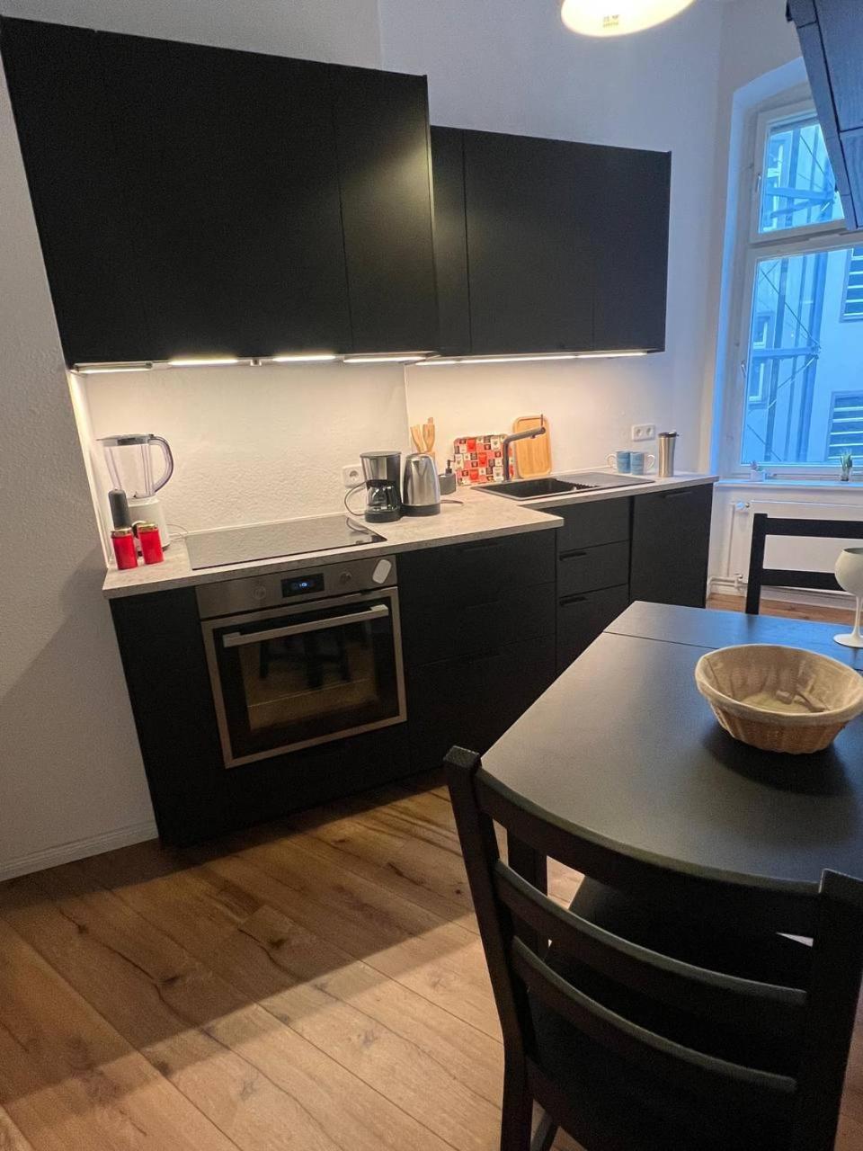 Stylish 2-Room Apartment With Balcony Next To East Side Gallery Berlim Exterior foto