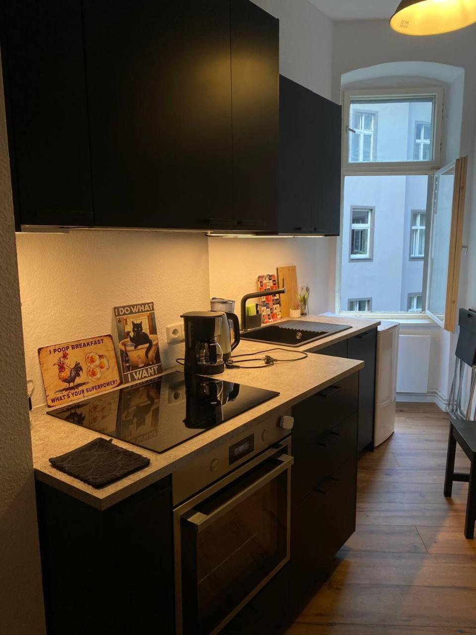 Stylish 2-Room Apartment With Balcony Next To East Side Gallery Berlim Exterior foto